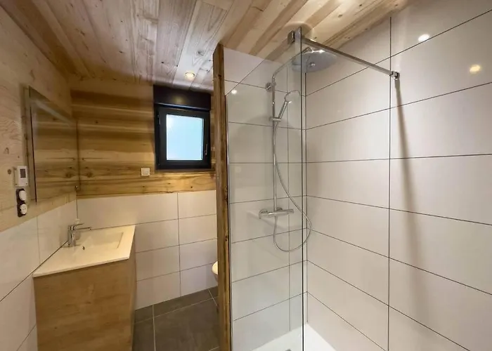 Le Refuge Perche Du Saut De La Bourrique, Spa, Terrain Cloture, Bordure De Foret